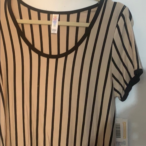 LuLaRoe Tops - Lularoe XS classic Tee